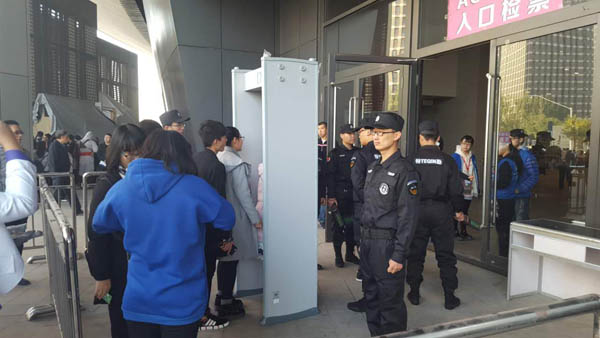 聚氨酯塑膠跑道用環(huán)保液體擴(kuò)鏈劑如何有效降低跑道在高溫和高濕環(huán)境下的老化和黃變